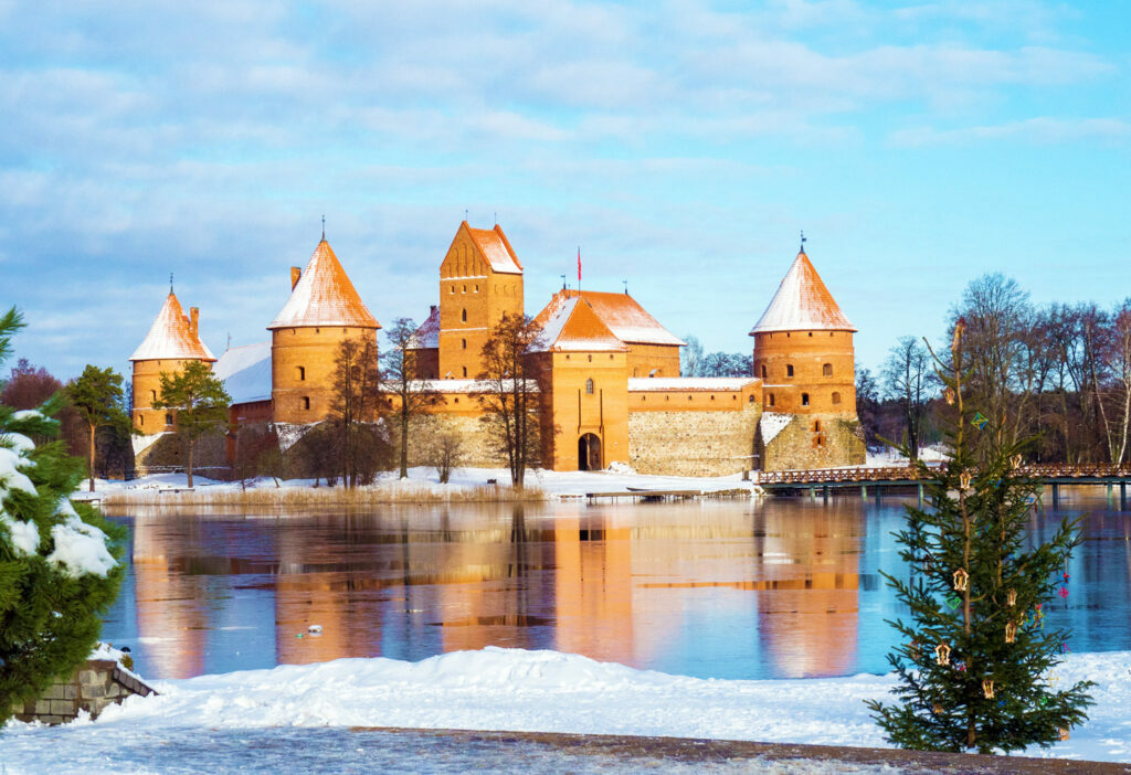 Организованный тур из Израиля в Прибалтику Тракайский замок